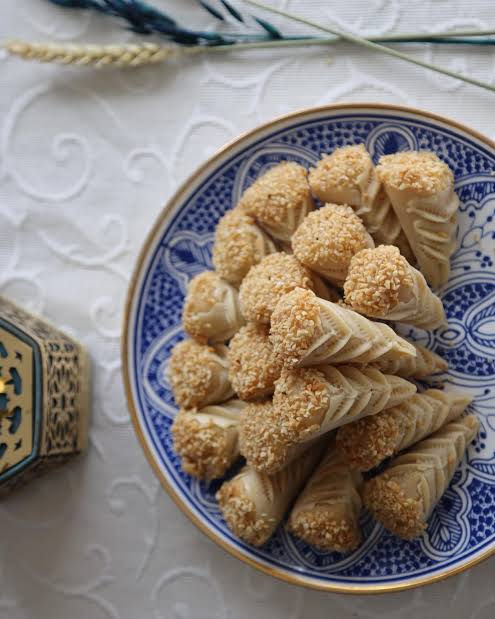 Cornes de gazelle aux amandes dressées sur une assiette à motifs bleus