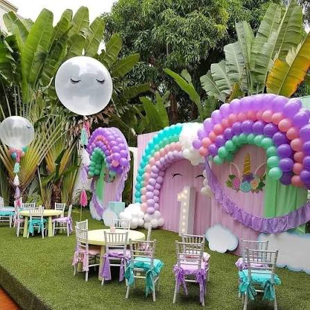 Décoration d'anniversaire sur le thème licorne avec arches de ballons