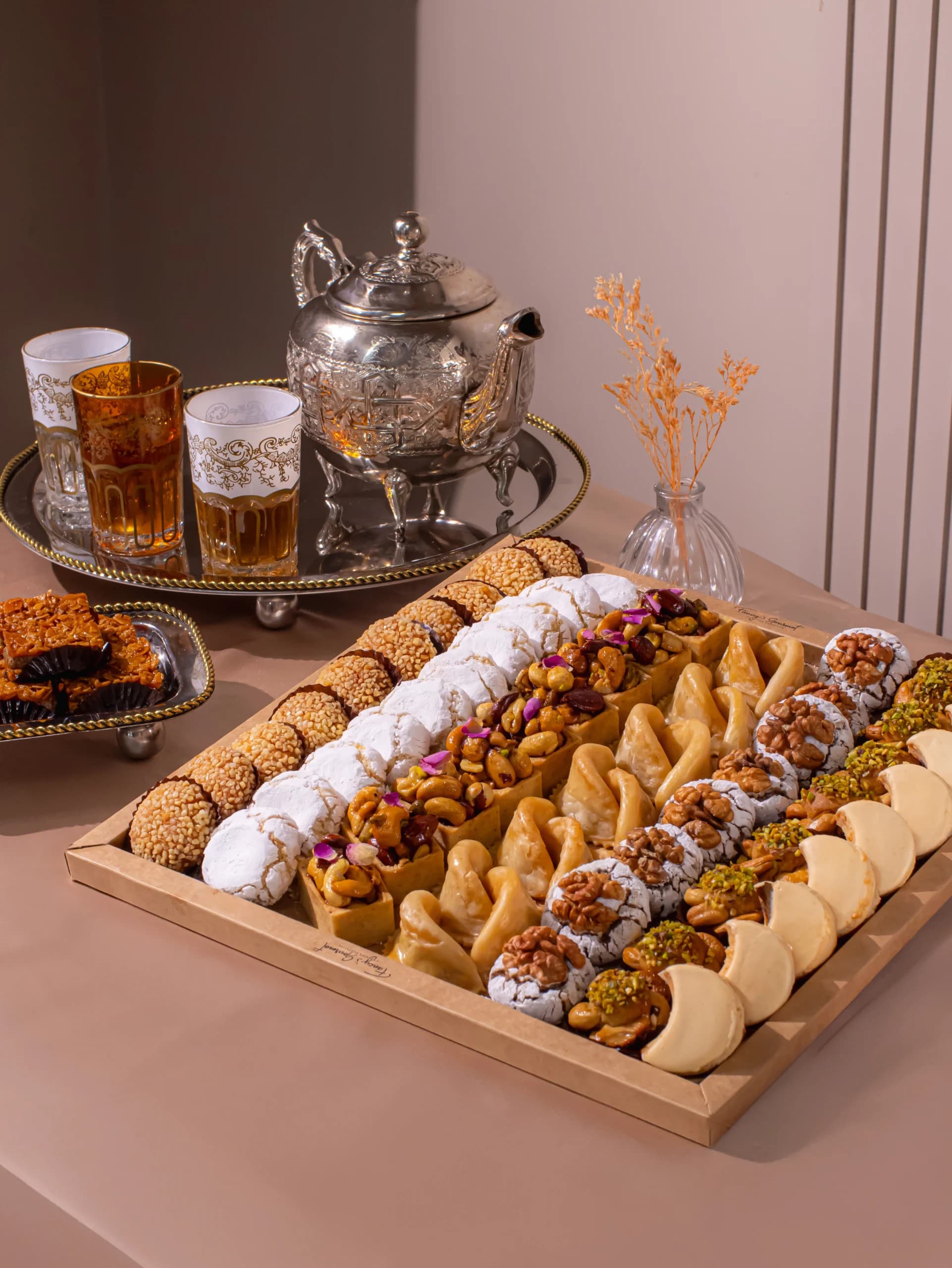 Plateau doré de gâteaux marocains, théière en argent et thé à la menthe
