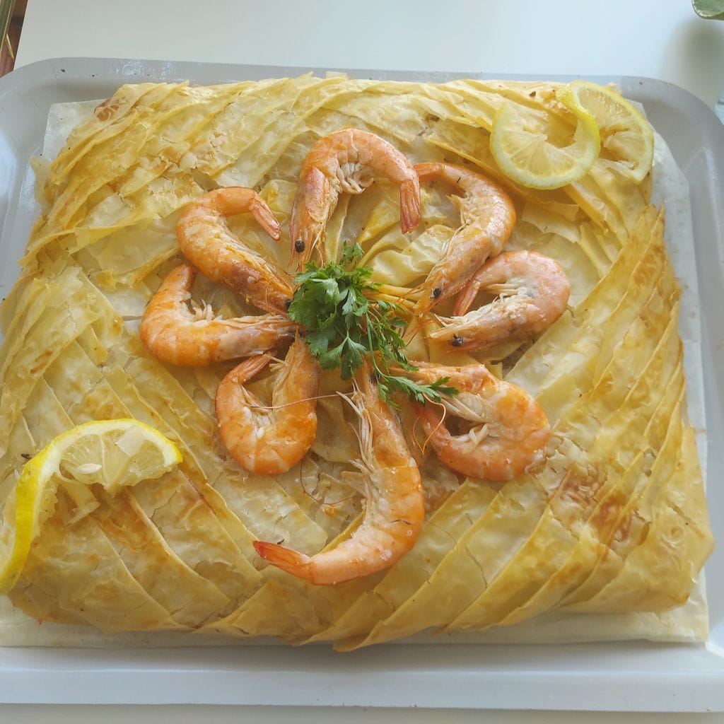 Pastilla aux fruits de mer et crevettes, feuilles de brick dorées et croustillantes