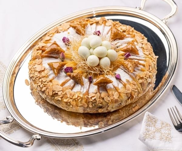 Pastilla sucrée aux amandes présentée sur un plateau en argent