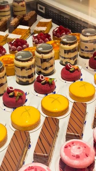 Vitrine de pâtisserie fine et entremets