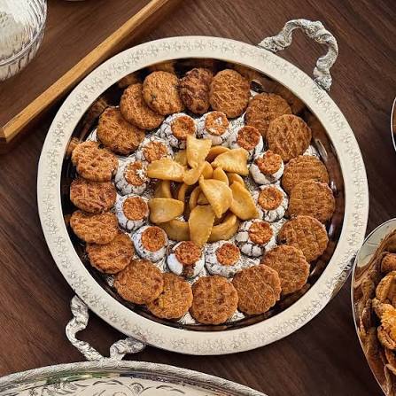 Plateau en argent de ghriba et petits gâteaux marocains servis avec le thé