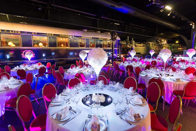 Salle de réception dressée pour une grande fête